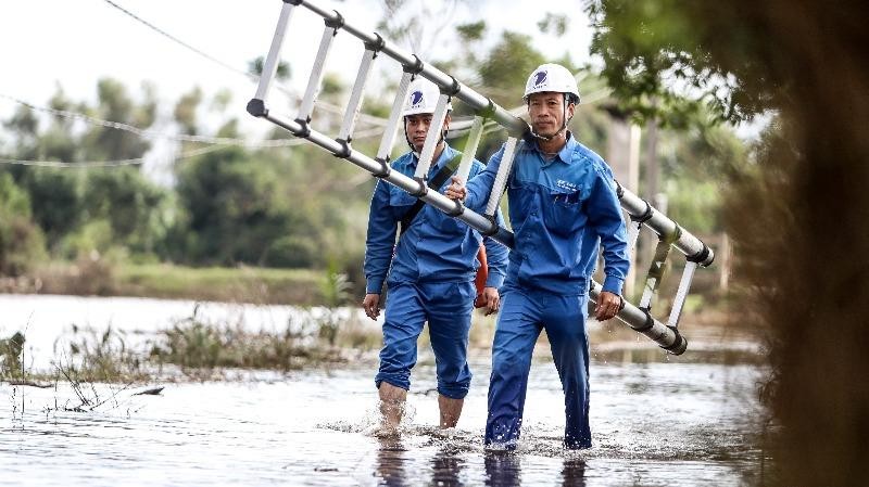 Nhân viên VNPT Quảng Bình sửa chữa đảm bảo hạ tầng mạng lưới.