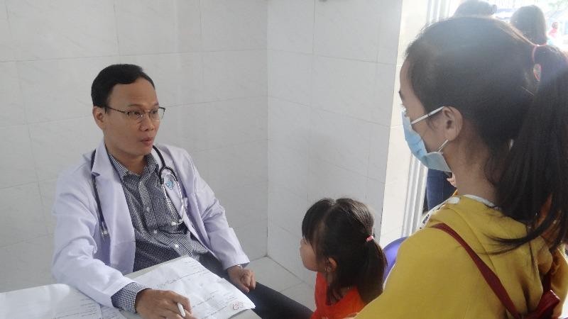 Bác sĩ khám sàng lọc bệnh nhi tim bẩm sinh tại Phú Yên.