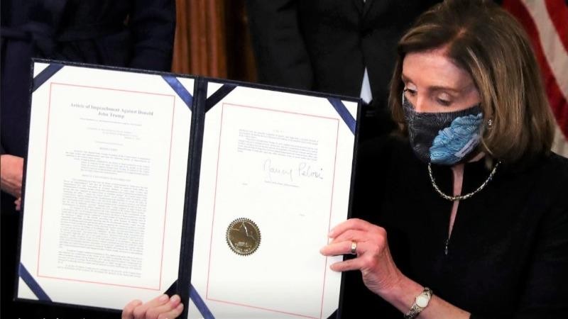 Chủ tịch Hạ viện Mỹ Nancy Pelosi công bố thông qua nghị quyết với điều khoản luận tội Tổng thống Donald Trump.