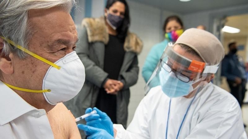 Tổng thư ký Liên hợp quốc Guterres tiêm vaccine. Ảnh: REUTERS
