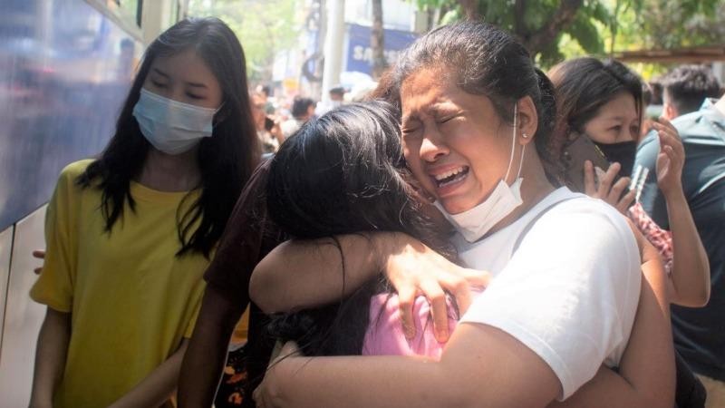 Người biểu tình được trả tự do tại Yangon. Ảnh: REUTERS