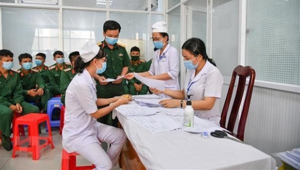 Bệnh viện Quân y 121 triển khai tiêm vaccine phòng COVID-19. Ảnh: TTXVN