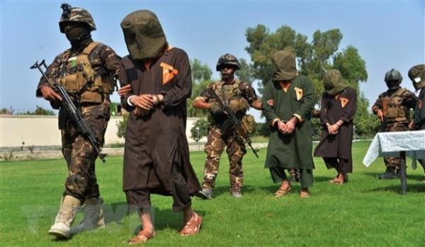 Lực lượng an ninh Afghanistan áp giải các tay súng IS và Taliban tình nghi tại tỉnh Jalalabad ngày 1/10/2019. (Ảnh: AFP/TTXVN)