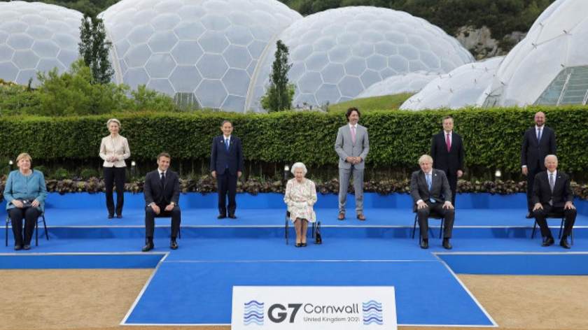 Nữ hoàng Anh Elizabeth II (ở giữa) chụp ảnh cùng các nhà lãnh đạo thế giới. Ảnh: AFP.