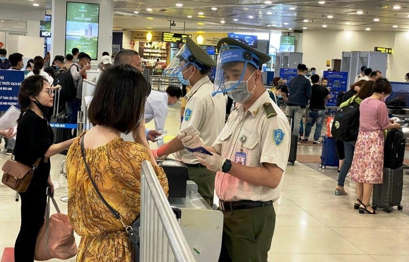 Lưc lượng an ninh hàng không tại sân bay Nội Bài kiểm soát thông tin hàng khách trước khi vào khu vực soi chiếu. (Ảnh: CTV/Vietnam+)