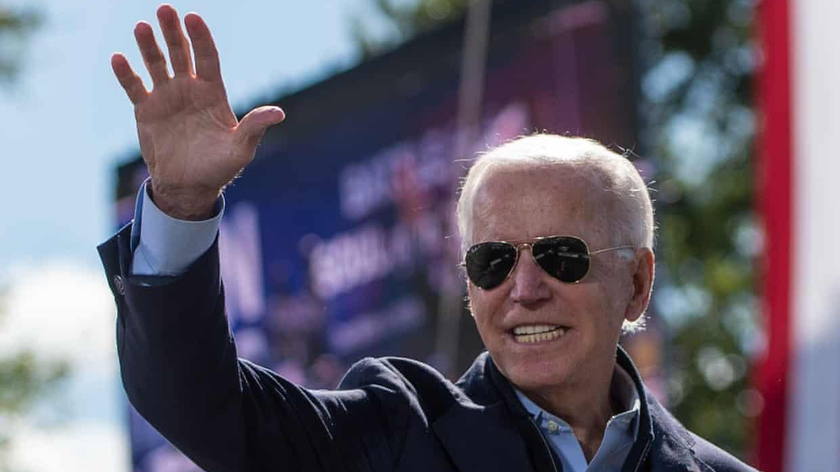 Kính phi công tùy chỉnh là kiểu dáng kính râm ưa thích của ông Joe Biden.