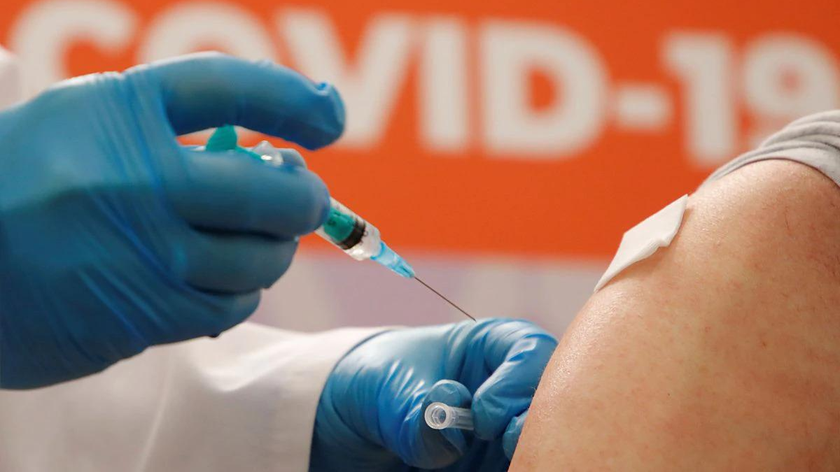 Tiêm vaccine Sputnik-V tại St Petersburg, Nga. Ảnh: Reuters.