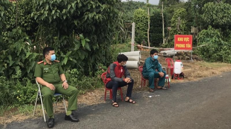 Lực lượng chức năng thực hiện phong tòa tại huyện Krông Nô