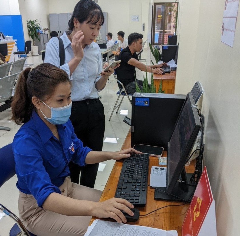 Đoàn viên trực tại Trung tâm Hành chính công tỉnh để hỗ trợ tổ chức, cá nhân nộp hồ sơ thủ tục hành chính trực tuyến và số hóa hồ sơ