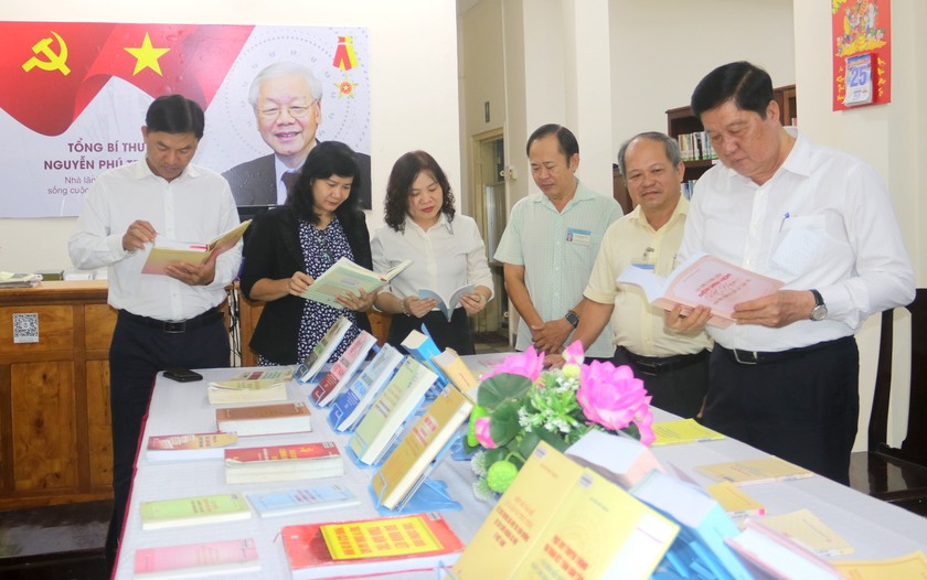 Ông Phạm Văn Hiểu - Phó Bí thư Thường trực Thành ủy Cần Thơ cùng lãnh đạo Sở, ban, ngành tham quan không gian trưng bày, triển lãm
