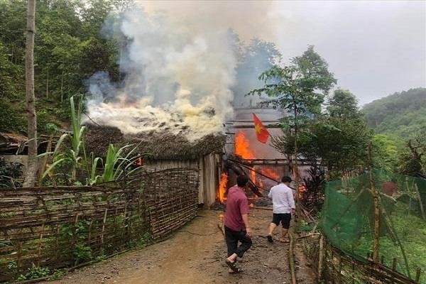 Nhà sàn bằng gỗ, lợp tranh nên cháy rất nhanh dù trời đang mưa. Ảnh: ĐPCC