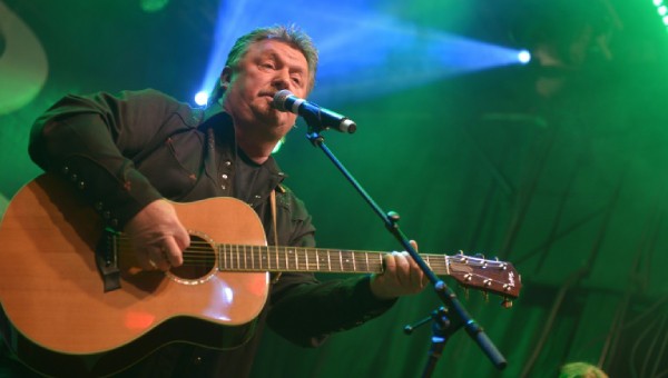 Huyền thoại nhạc đồng quê Joe Diffie qua đời vì virus corona