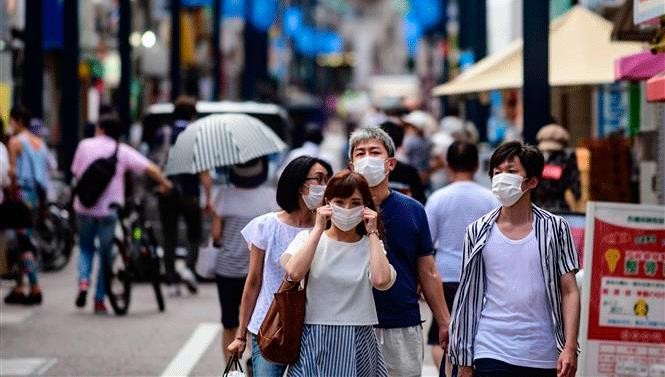 Người dân đeo khẩu trang phòng lây nhiễm Covid-19 tại Tokyo, Nhật Bản. Ảnh: AFP/TTXVN.