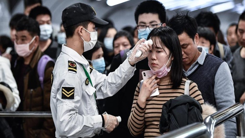 Thế giới đang nỗ lực phòng chống dịch Covid-19. Ảnh: Stringer/Anadolu Agency via Getty Images