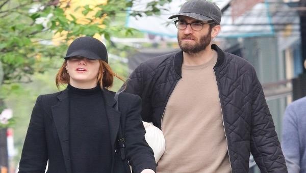 Emma Stone và Dave McCary yêu nhau từ năm 2017 và đính hôn vào tháng 12/2019.