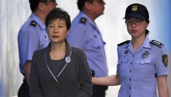 Cựu Tổng thống Hàn Quốc Park Geun-Hye (trái) tới Tòa án quận trung tâm Seoul ngày 7/8/2017.