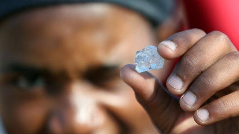 Viên đá chưa xác định được nhiều người cho là kim cương.