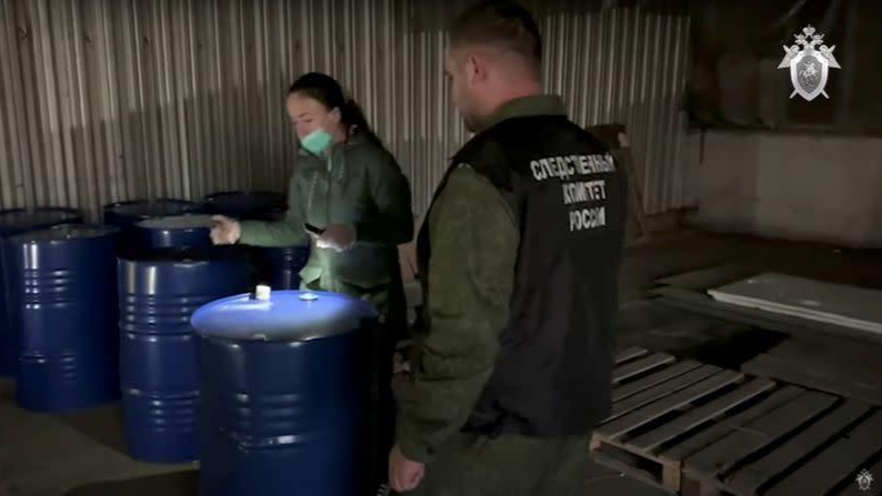 Các thành viên của Ủy ban Điều tra Nga đang điều tra vụ việc ngộ độc hàng loạt liên quan đến sản xuất rượu bất hợp pháp ở Orenburg.