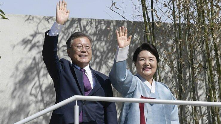 Cựu tổng thống Moon Jae-in và vợ chào người ủng hộ khi về đến Yangsan, Hàn Quốc hôm 10/5. Ảnh: Yonhap.