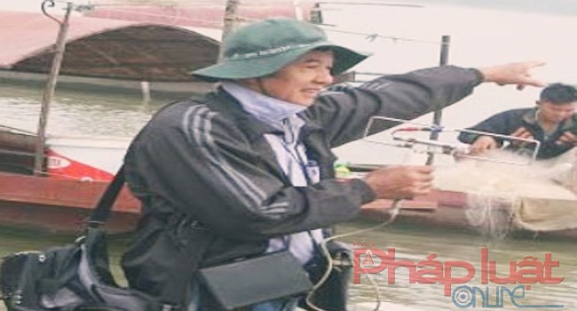 GS.TS Vũ Văn Bằng dùng máy địa bức xạ tìm kiếm thi thể chị Huyền