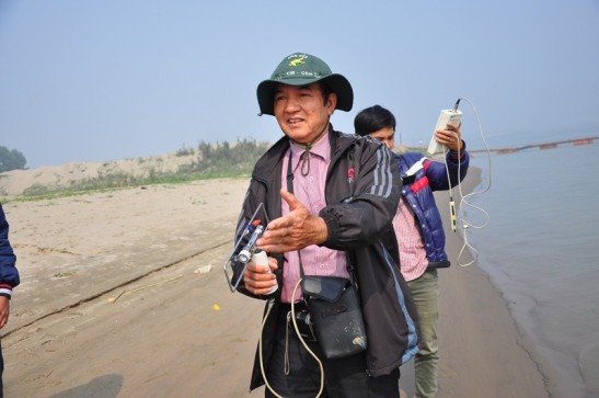 Các nhà khoa học về quê bác sĩ Tường tìm kiếm thi thể chị Huyền