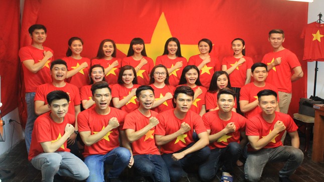 Giới trẻ Hà Nội nô nức đi chụp ảnh với cờ Tổ quốc