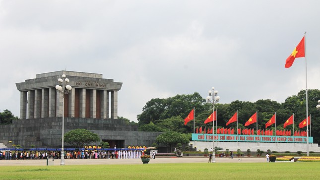 Dòng người nối dài trong mưa vào Lăng viếng Bác