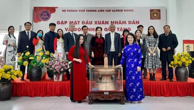 Quỹ bảo tồn Di sản Văn hóa Việt Nam trao tặng tiêu bản bảo vật văn hóa Trống đồng Ngọc Lũ - Đông Sơn cho hệ thống trường Phổ thông Liên cấp Alfred Nobel
