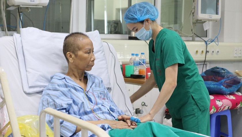 Nữ điều dưỡng chăm sóc bệnh nhân Covid-19: “Điều muốn làm nhất sau khi được về nhà là ôm mẹ”