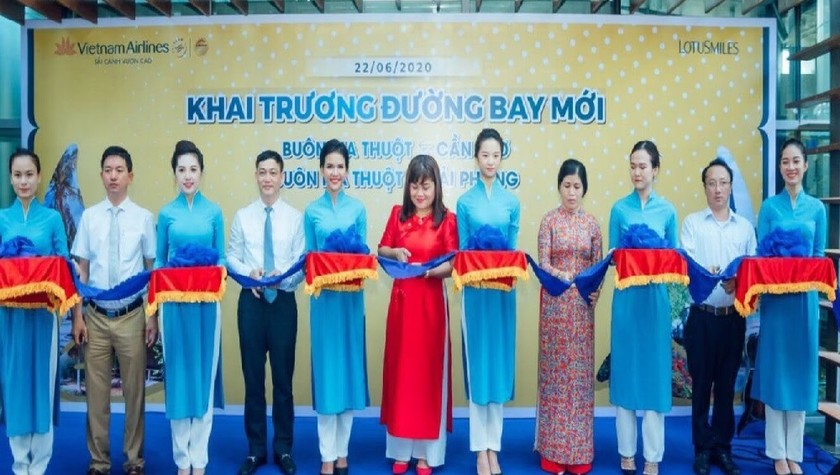 Các đại biểu cắt băng khánh thành đường bay mới