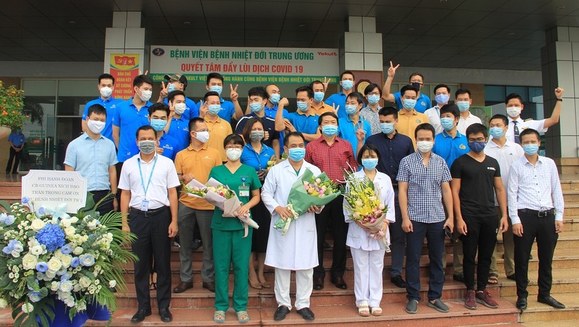 Các thành viên trong tổ y tế, phi công và tiếp viên của chuyến bay đón công dân từ Guinea Xích đạo đã được xuất viện. Ảnh: Xoay Dũng