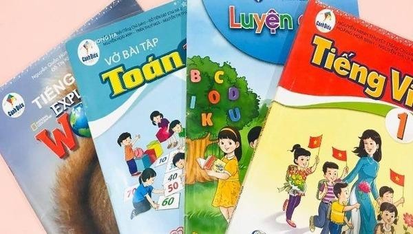 Bộ sách Tiếng Việt lớp 1 đang khiến dư luận xôn xao. Ảnh: PLO