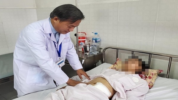 BSCK2 La Văn Phú thăm khám cho bệnh nhân (ảnh: BVCC)