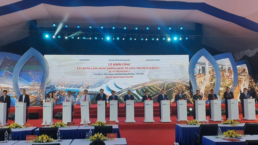 Thủ tướng Chính phủ Nguyễn Xuân Phúc cùng các đại biểu bấm nút khởi công Dự án Cảng hàng không quốc tế Long Thành giai đoạn 1 – Dự án thành phần 3.