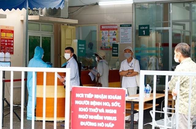 Nơi khám, sàng lọc những trường hợp ho, sốt, khó thở, nghi ngờ nhiễm Virus đường hô hấp cấp được Bệnh viện bố trí một Khu riêng tại Cổng số 2 (Gần Viện Tai mũi họng)