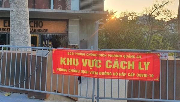 Cơ quan chức năng phong tỏa khách sạn nơi bệnh nhân người Nhật tử vong. Ảnh: Báo Tin tức