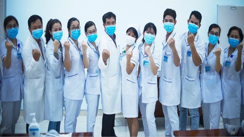 Hơn cả những lời biết ơn, người dân Việt Nam đều mong muốn các y bác sĩ chó thật nhiều sức khỏe để hoàn thành sứ mệnh của mình (ảnh:zing)