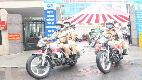 Đoàn Thanh niên Công an thành phố triển khai đội hình tuyên truyền lưu động về bầu cử. Ảnh: Hà Nội Mới