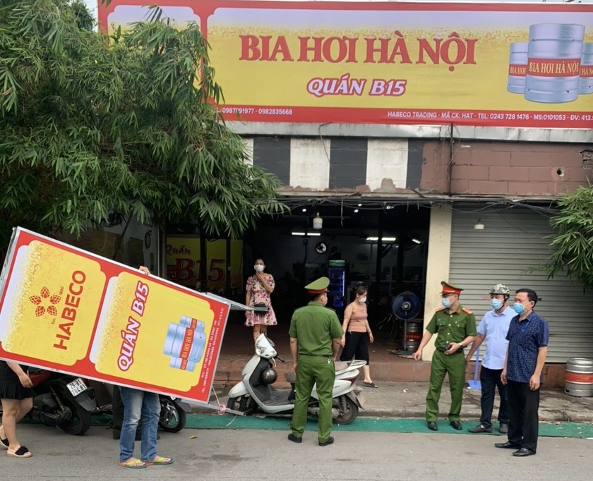 Lực lượng chức năng quận Ba Đình ra quân yêu cầu các quán bia tạm dừng hoạt động