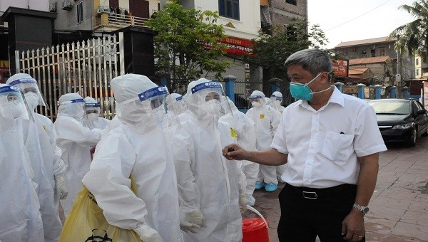 Thứ trưởng Bộ Y tế Nguyễn Trường Sơn và đội ngũ hỗ trợ xét nghiệm nhanh tại huyện Việt Yên. Ảnh: VOV.