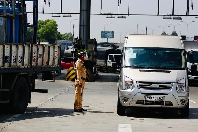 Công an TP Hà Nội buộc các phương tiện "không cần thiết" quay đầu, không được vào thành phố (Ảnh: Trần Cường) 