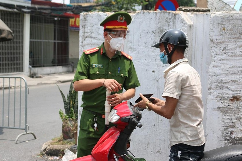 Lực lượng chức năng phường Phúc Xá làm nhiệm vụ chốt chặn, kiểm soát người dân tại nhà, tại các khu dân cư.