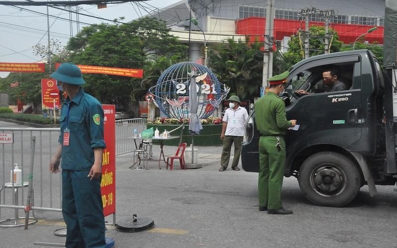 Kiểm soát phương tiện lại chốt kiểm soát Trạm Trôi, Hoài Đức. Ảnh: CA TP Hà Nội