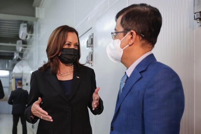 Phó Tổng thống Mỹ Kamala Harris trao đổi với GS.TS Đặng Đức Anh. Ảnh: Báo Giao thông