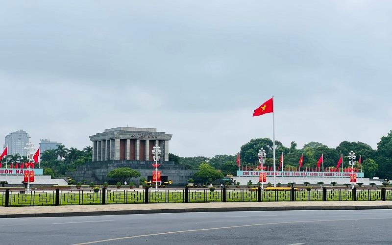 Lá cờ đỏ sao vàng tung bay trong gió trước Lăng Bác (ảnh: Mỵ Châu) 