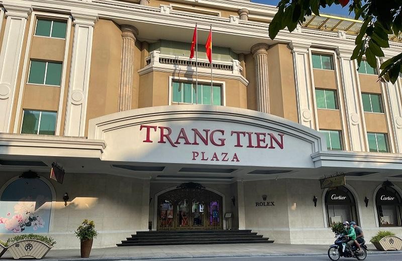 Trung tâm thương mại Tràng Tiền Plaza vắng khách ngày đầu mở cửa trở lại. Ảnh: Mỵ Châu 