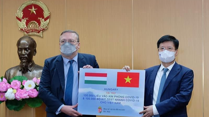 Thứ trưởng Bộ Y tế Trương Quốc Cường tiếp nhận tượng trưng 100.000 liều vaccine COVID-19 AstraZeneca và 100.000 bộ kít xét nghiệm nhanh từ Ngài Öry Csaba, Đại sứ Hungary tại Việt Nam. Ảnh: Trần Minh