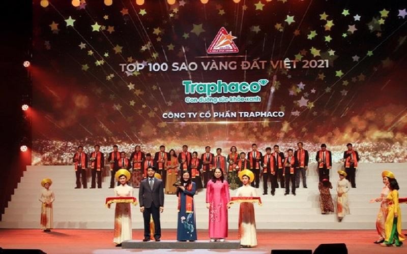 Bà Đào Thúy Hà - Phó Tổng giám đốc đại diện Traphaco nhận biểu chưng