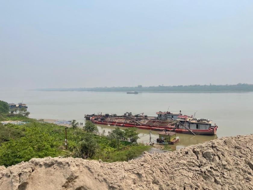 Phát hiện kho chứa hàng chục mét khối cát đen lậu ven sông Hồng Ảnh: Chu Dũng