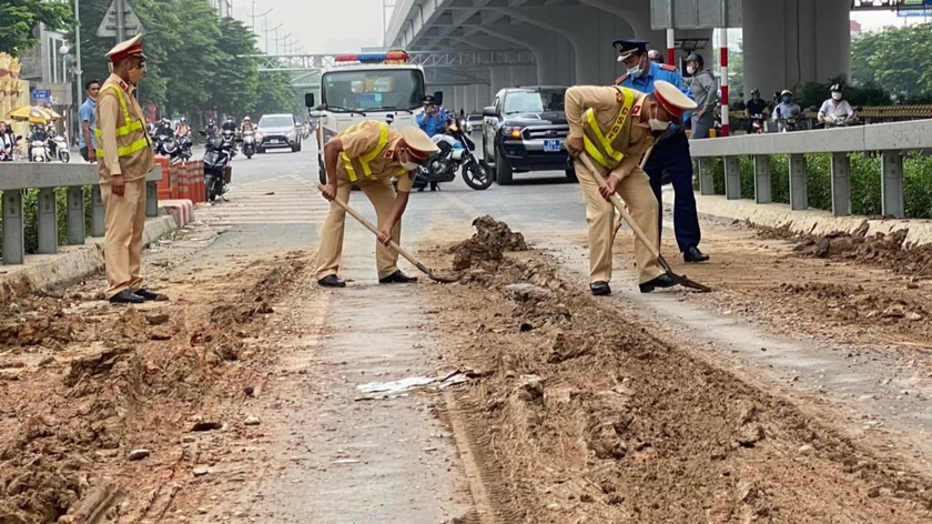 Công an đang truy tìm ô tô làm đổ bùn đất ra đường Phạm Văn Đồng. Ảnh: Chu Dũng